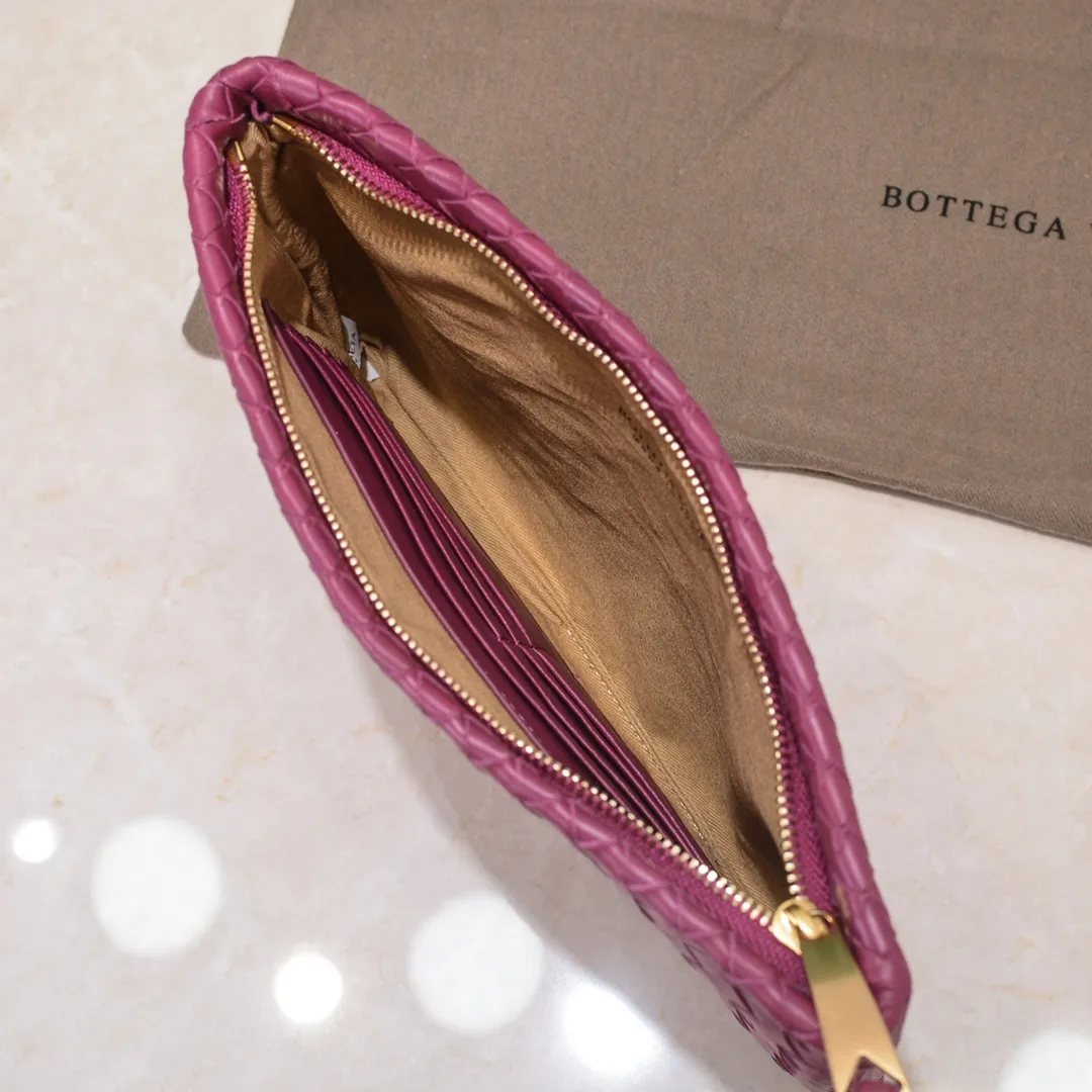 Bv 2022 new woven sheepskin handbag with woven fabric lining. This handbag continues the previous iconic weaving process. The leather is fine and genuine and feels very soft, and the overall shape is excellent. There are multiple card slots inside to store artifacts in an orderly manner. It looks casual, but it is the finishing touch to your whole body. Best choice for gifts or personal use. Size: 30cm, model: 80-2#